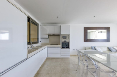 2 Bedroom Middle Floor Apartment in Puerto Banús - Image 5