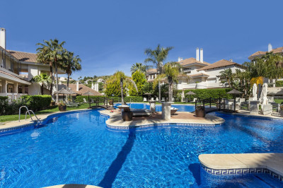 2 Bedroom Middle Floor Apartment in Nueva Andalucía - Image 1