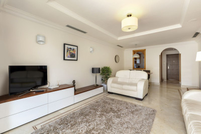2 Bedroom Middle Floor Apartment in Nueva Andalucía - Image 3