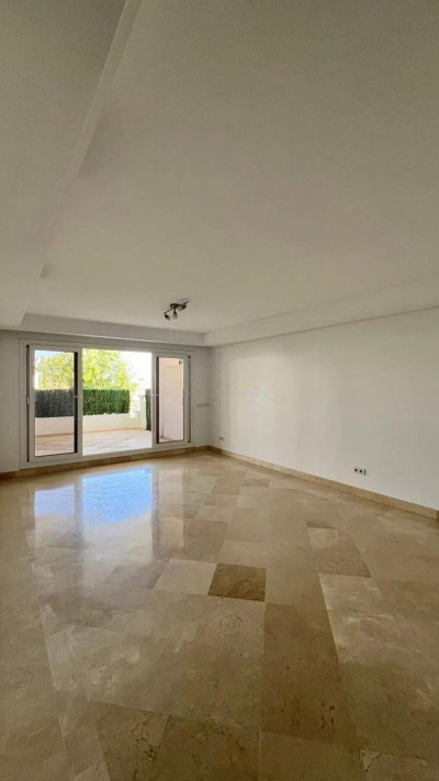 2 Bedroom Middle Floor Apartment in Nueva Andalucía - Image 2