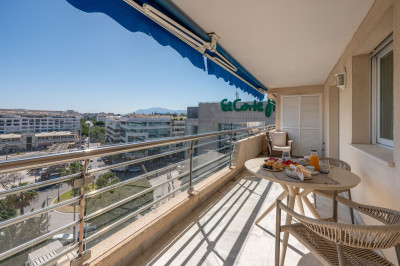 2 Bedroom Middle Floor Apartment in Puerto Banús - Image 3