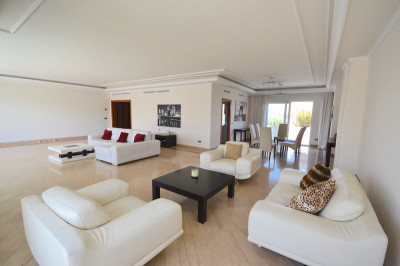 4 Bedroom Penthouse in Puerto Banús - Image 2