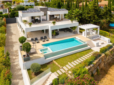 5 Bedroom Detached Villa in Nueva Andalucía - Image 1