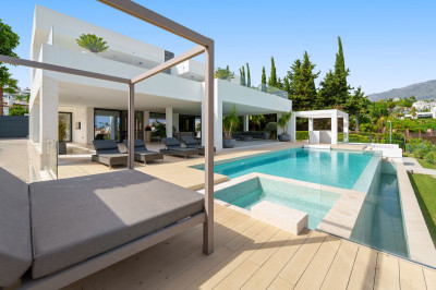 5 Bedroom Detached Villa in Nueva Andalucía - Image 3