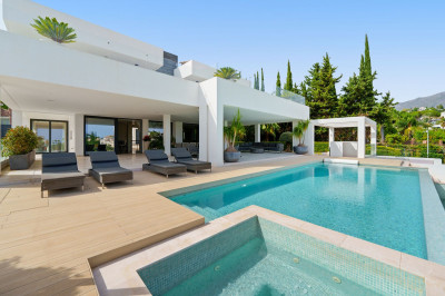 5 Bedroom Detached Villa in Nueva Andalucía - Image 4