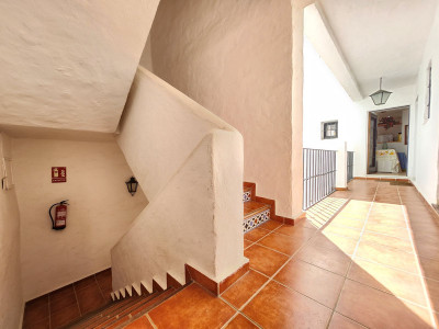 2 Bedroom Middle Floor Apartment in Puerto Banús - Image 2