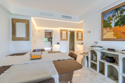 2 Bedroom Middle Floor Apartment in Puerto Banús - Image 3