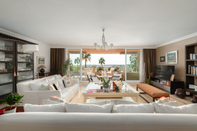 3 Bedroom Middle Floor Apartment in Nueva Andalucía - Image 2