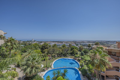2 Bedroom Middle Floor Apartment in Nueva Andalucía - Image 1