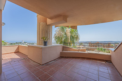 2 Bedroom Middle Floor Apartment in Nueva Andalucía - Image 2
