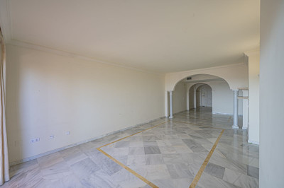 2 Bedroom Middle Floor Apartment in Nueva Andalucía - Image 3