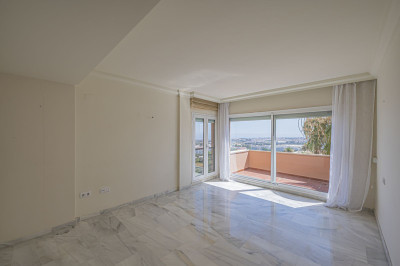 2 Bedroom Middle Floor Apartment in Nueva Andalucía - Image 5