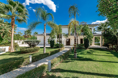 5 Bedroom Detached Villa in Nueva Andalucía - Image 1