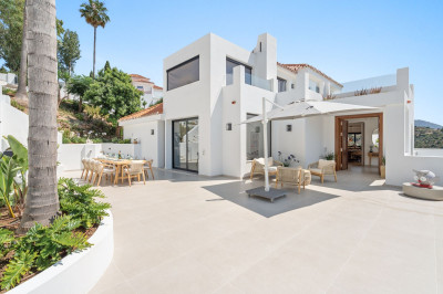 5 Bedroom Detached Villa in Nueva Andalucía - Image 1