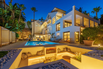 6 Bedroom Detached Villa in Nueva Andalucía - Image 1