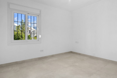3 Bedroom Ground Floor Apartment in Nueva Andalucía - Image 2