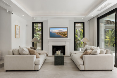 6 Bedroom Detached Villa in Nueva Andalucía - Image 3