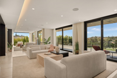 5 Bedroom Detached Villa in Nueva Andalucía - Image 5