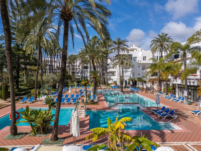 2 Bedroom Middle Floor Apartment in Puerto Banús - Image 1