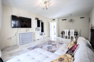 2 Bedroom Middle Floor Apartment in Nueva Andalucía - Image 2