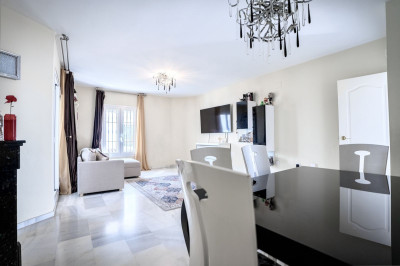 2 Bedroom Middle Floor Apartment in Nueva Andalucía - Image 4