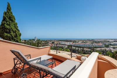 2 Bedroom Middle Floor Apartment in Nueva Andalucía - Image 3