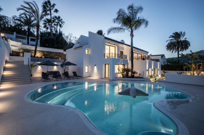 4 Bedroom Detached Villa in Nueva Andalucía - Image 1