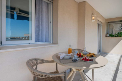 2 Bedroom Top Floor Apartment in Puerto Banús - Image 2