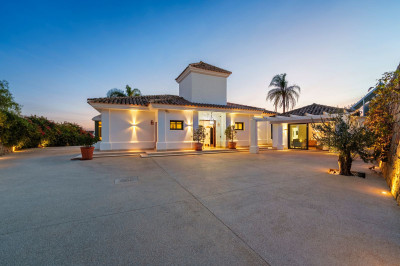 4 Bedroom Detached Villa in Nueva Andalucía - Image 5