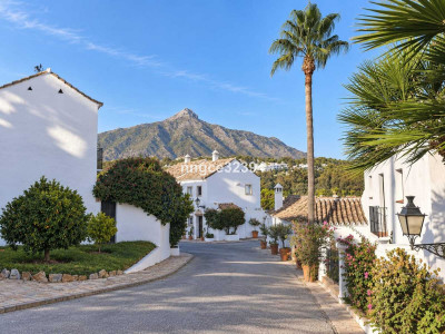 2 Bedroom Semi-Detached House in Nueva Andalucía - Image 1