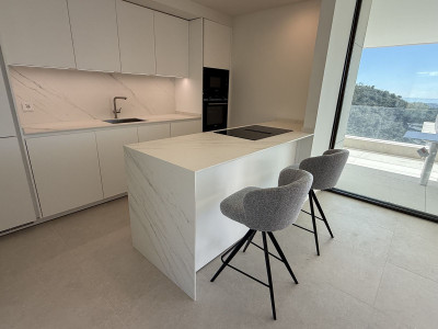 4 Bedroom Middle Floor Apartment in La Quinta - Image 5