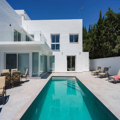 6 Bedroom Detached Villa in Nueva Andalucía - Image 2