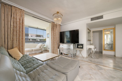 2 Bedroom Middle Floor Apartment in Nueva Andalucía - Image 3