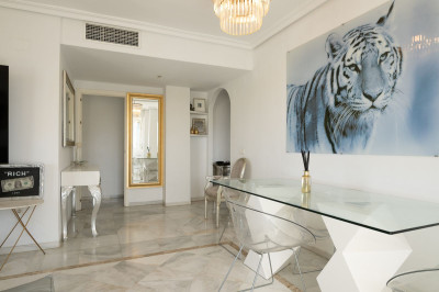 2 Bedroom Middle Floor Apartment in Nueva Andalucía - Image 4