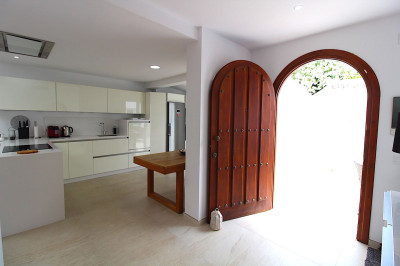 4 Bedroom Semi-Detached House in Nueva Andalucía - Image 2