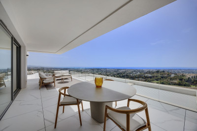 3 Bedroom Middle Floor Apartment in La Quinta - Image 1