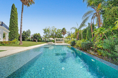 5 Bedroom Detached Villa in Nueva Andalucía - Image 3