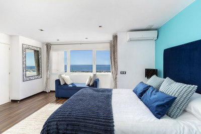 2 Bedroom Top Floor Apartment in Puerto Banús - Image 5