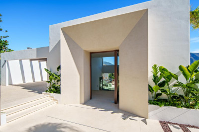 5 Bedroom Detached Villa in Nueva Andalucía - Image 3