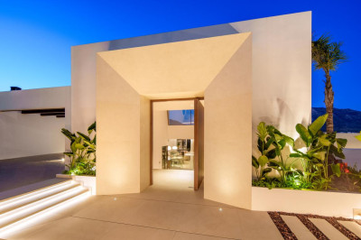5 Bedroom Detached Villa in Nueva Andalucía - Image 4