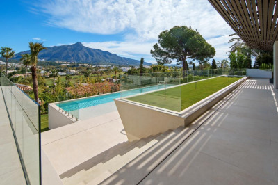 5 Bedroom Detached Villa in Nueva Andalucía - Image 5