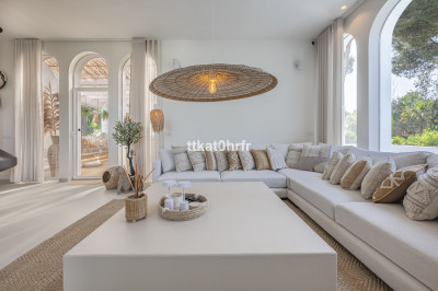 4 Bedroom Detached Villa in Nueva Andalucía - Image 2
