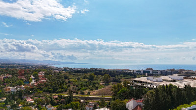 4 Bedroom Middle Floor Apartment in Nueva Andalucía - Image 2