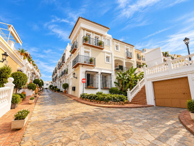 4 Bedroom Semi-Detached House in Nueva Andalucía - Image 1
