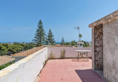 5 Bedroom Detached Villa in Nueva Andalucía - Image 2