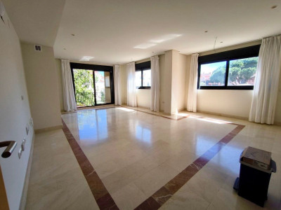 2 Bedroom Penthouse in Puerto Banús - Image 4