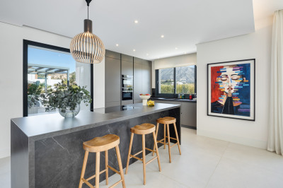 5 Bedroom Detached Villa in Nueva Andalucía - Image 3