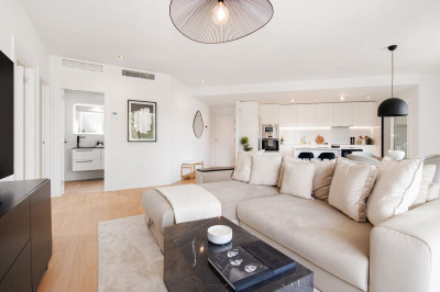 2 Bedroom Middle Floor Apartment in Nueva Andalucía - Image 1