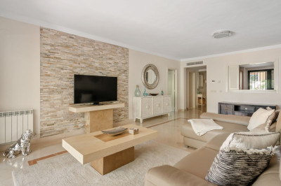 3 Bedroom Middle Floor Apartment in Nueva Andalucía - Image 5