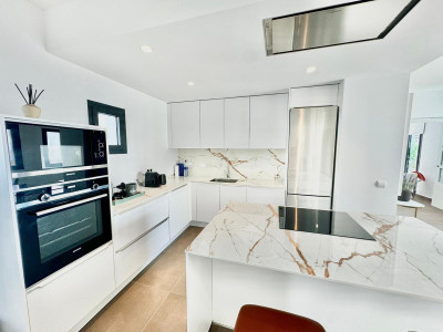 3 Bedroom Middle Floor Apartment in Puerto Banús - Image 4